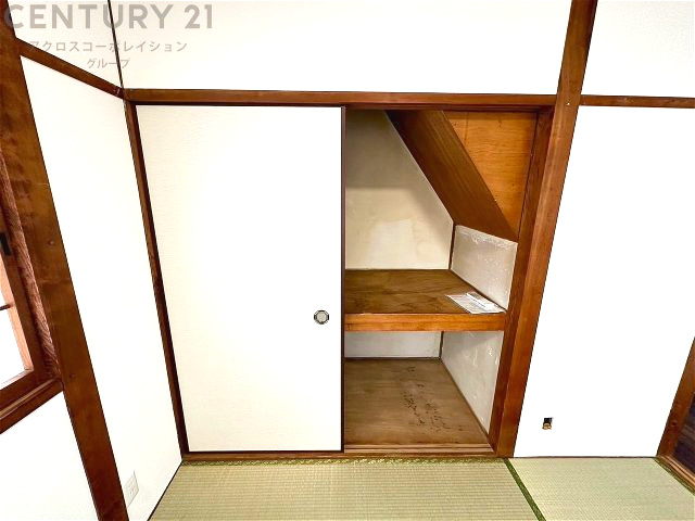 押入れは季節の衣類、寝具などを収納できます。伝統的な美しさと実用性が融合し、収納物を保護する調湿・換気効果があります。使い方によっては書類や小物なども効果的に整理でき空間を有効活用できます。