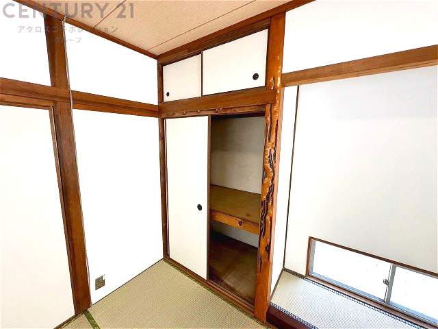 押入れは季節の衣類、寝具などを収納できます。伝統的な美しさと実用性が融合し、収納物を保護する調湿・換気効果があります。使い方によっては書類や小物なども効果的に整理でき空間を有効活用できます。