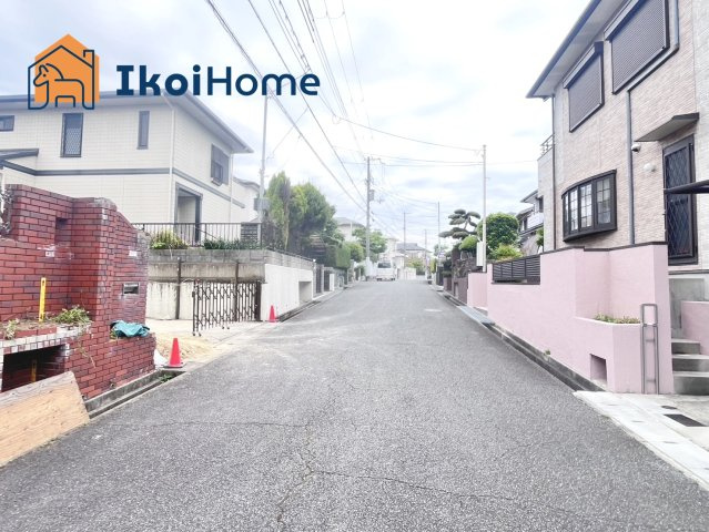 前面道路は6.5M幅で広々しています。駐車がし易く、車の対面のすれ違いも楽にできます。