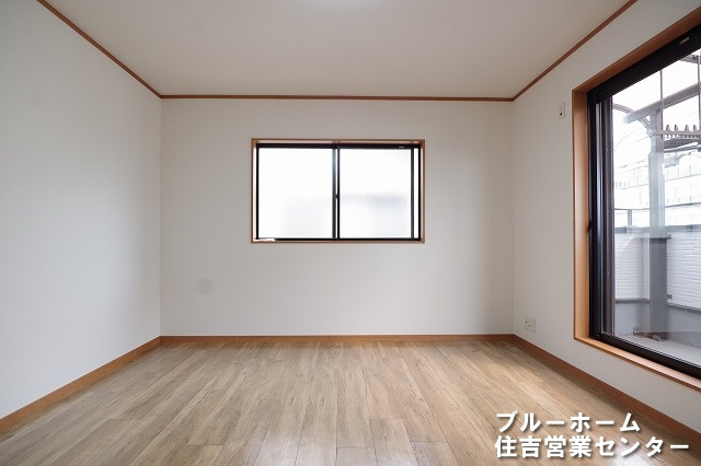 約8帖の洋室です！2面採光で明るいお部屋です！