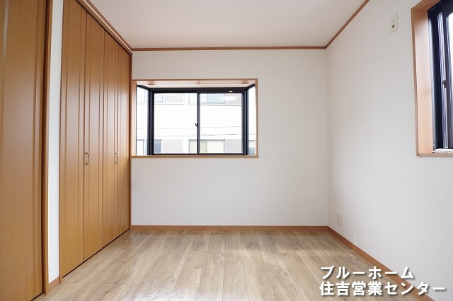 約5.2帖の洋室です！お部屋には収納や窓があります！