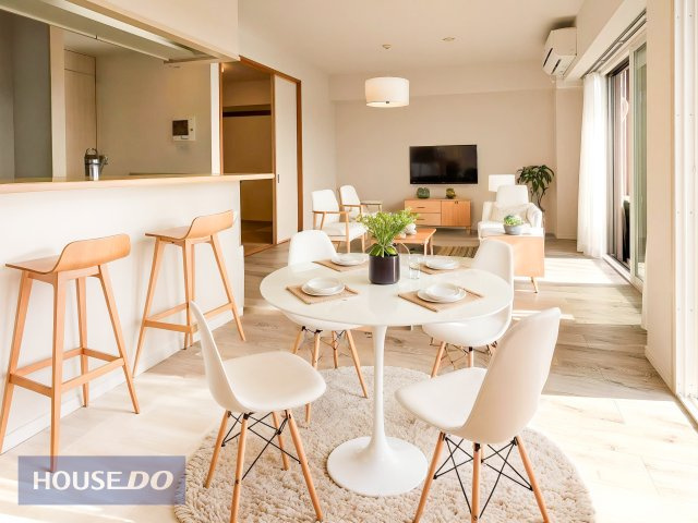 12.7帖のリビング　人気の角部屋　ルーフバルコニーも是非ご覧ください。