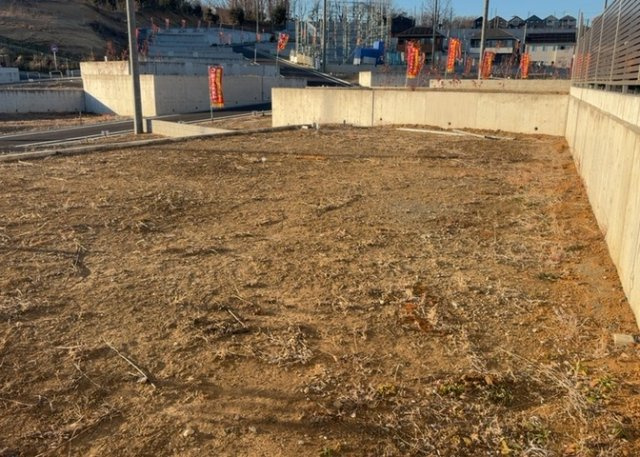 土地の面積＝住宅面積ではありません。建ぺい率の問題などで、土地のある場所によって住宅を建てられる面積は限られています。高さもしかり、「土地」という言葉の中には、建築条件も含まれると考えておきましょう。