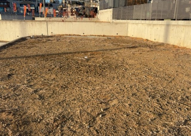 家を建てる場合、方位は要チェックです。現実的に日当たりのよい家ならばリビングは南側、建築基準法でも北側に当たる家への配慮は求められています。土地を見学に行く際は、方位磁針を持って行くようにしましょう。