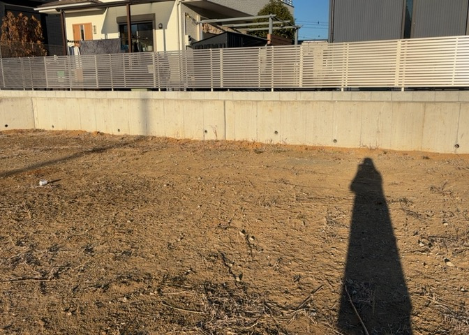 土地を買う際、住む地域の自治体や福祉の補助制度にも注目してみましょう。子供や老人の医療補助やゴミ出しのルールなど、自治体によってルールに大きな違いがあるため、暮らしやすい土地で判断するとよいでしょう。