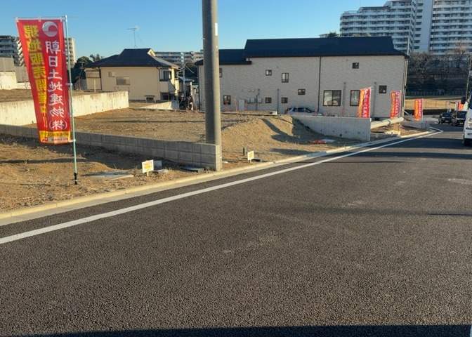 現地に行くなら、物件の周囲の地形がどうなっているかを見ることも大切です。周辺より低くなっている土地では、大雨などで水が集まりやすいため、地盤が弱くなっているということも考えられるため、注意が必要です。