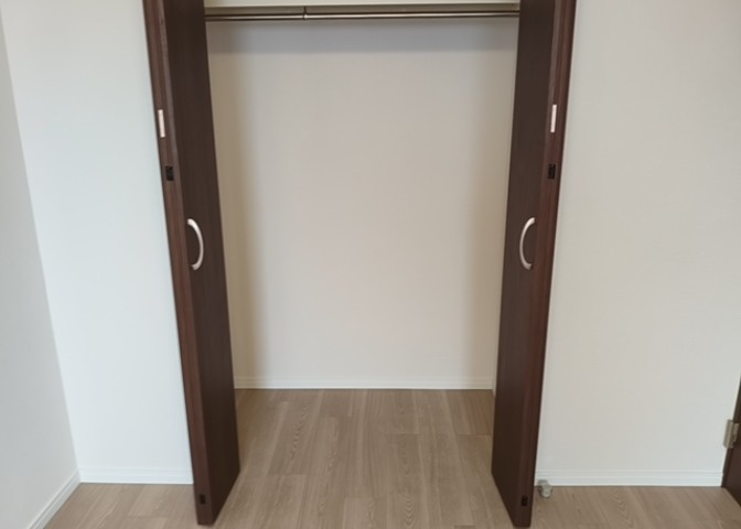 デザイン性を重視しすぎて収納が少なかった！なんてことにならないため、事前に現地で収納の数を確認しておくことをお勧めします。クローゼット以外にも床下収納や屋根裏収納、パントリーなどもチェックしましょう。
