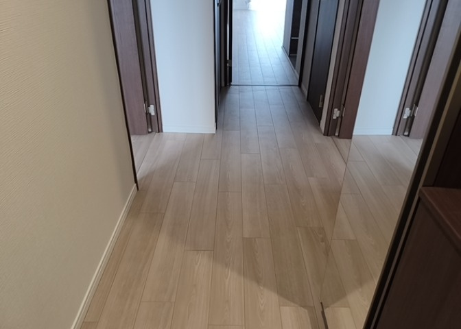 内装はとにかくおしゃれなものがいい！と選ぶ前に、まず住んだ後のことを想像してみましょう。住んでみたらコンセントの位置が悪くて使いにくいなど出てきます。事前にどの家電をどこに置くか想定しておきましょう。