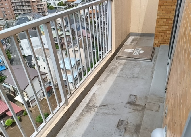 バルコニーは、室外の専用スペースのうち、「屋根がなく開放された空間」であるものを指します。ベランダより広いタイプのものが多く、日当たりもよいため家庭菜園などを楽しみたい人にとって適した環境となります。