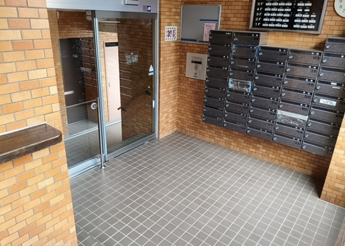 マンションのエントランスには、もともと風よけや防犯の役割がありますが、マンションによって宅配ボックスなどの設備が備わっている所もあります。日々の生活をイメージしながら生活しやすさをチェックしましょう。