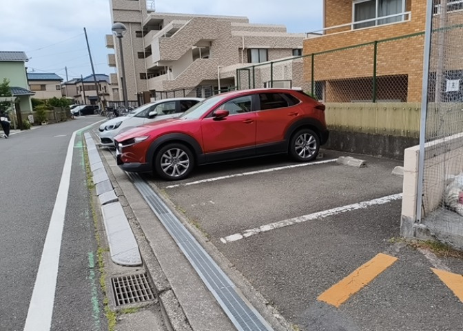 車一台あたりに必要なスペースは、標準サイズの普通自動車で横幅2m50cm、長さ5mは必要になります。ただし、乗降のことも考慮して横幅3m30cm、長さ5m50cmほどは確保できるところを選びましょう。