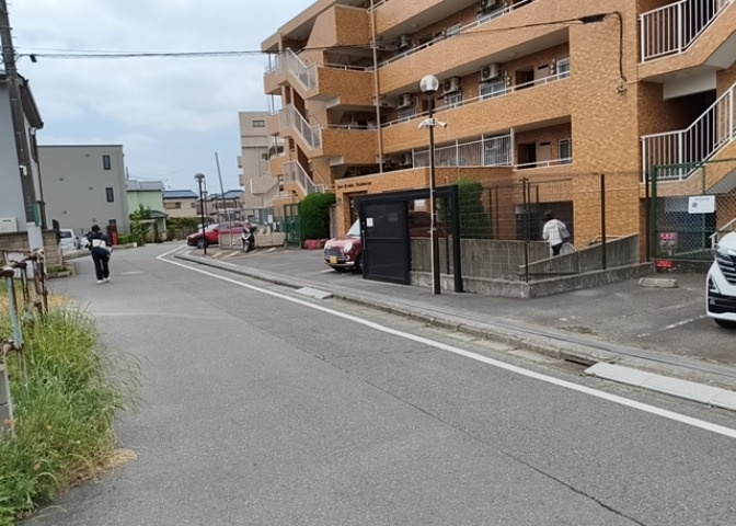 駐車場と明記されていても、最小スペースでつくられた駐車場だと大型車は駐車できなかったり、出入りしにくくなったりする可能性があります。お車のサイズと購入したい物件の駐車場のサイズを現地で確認しましょう。