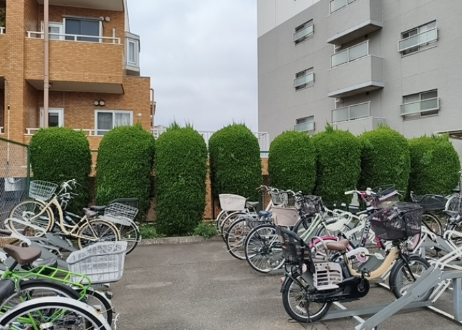 中庭（パティオ）とは、一つの建築物の内部に設けられた、壁などで囲われている庭のことを指します。コの字型、ロの字型が主流ですが、L字型の中庭もあります。最近では、インテリア性の高さからも人気があります。