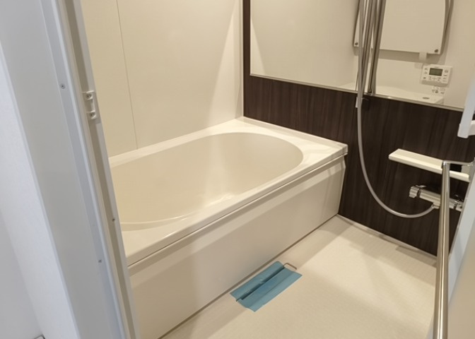 入浴時の快適さも大事なことですが、綺麗な状態を維持できなければ気持ちよく入浴できません。毎日の掃除が楽という点は大事なポイントになります！カビが生えにくく掃除がしやすい、壁や浴槽を選ぶといいでしょう。
