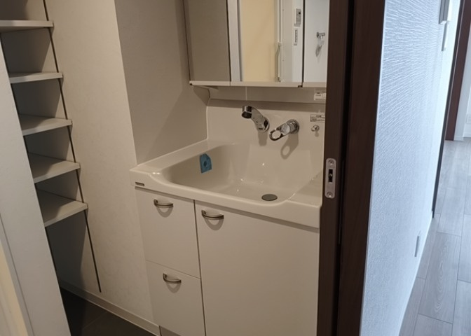 洗面化粧台では顔を洗ったり、身だしなみを整えることが本来の使い方ですが、用途によっては洗面化粧台に求められる機能が違ってくるため、ご自身や家族のライフスタイルに合ったものを選ぶことをおすすめ致します。
