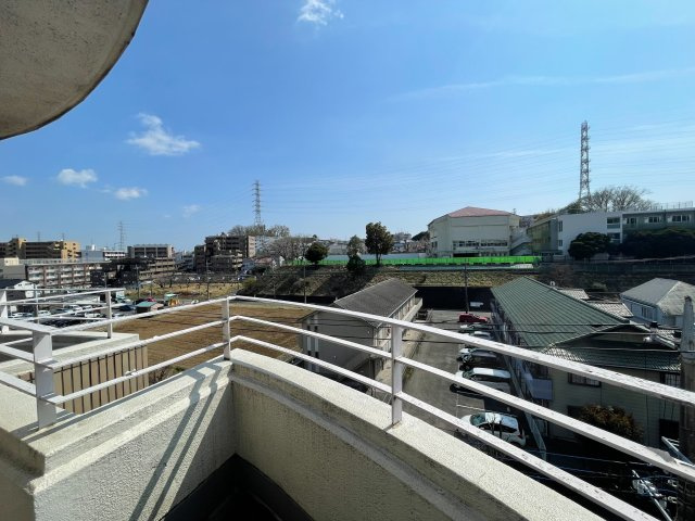 ◆気持ちのいい空が見渡せる広いバルコニー。爽やかな風を感じて、心躍る素敵な暮らしがはじまります。通風・採光にも優れ、心地よい光と風があふれています。