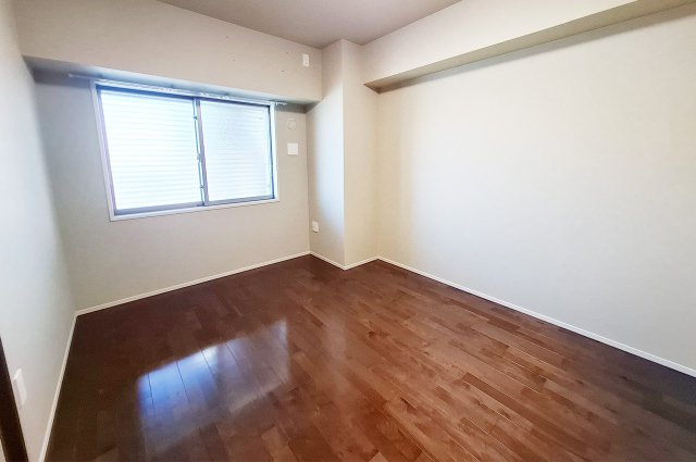 洋室1：約7帖のゆったりとしたお部屋は寝室や趣味部屋など多用途に活用できます。