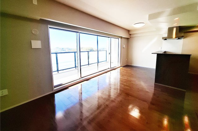 LDK：14階建ての13階部分で、リビングに面したバルコニーから開けた景色が楽しめます。