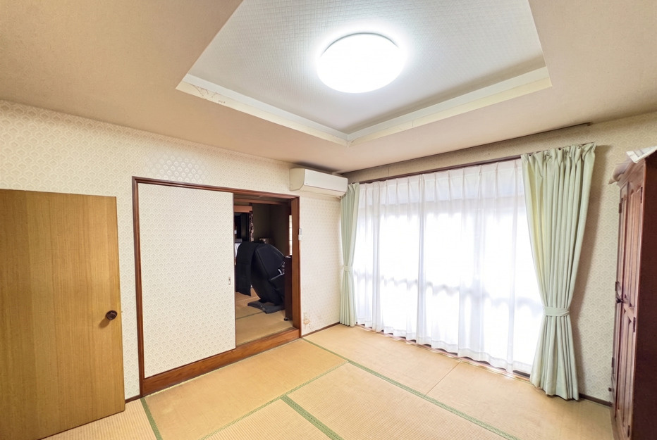 大きな掃き出し窓からたっぷりと光が差し込む、明るく開放的な和室。落ち着いた色合いの内装で、ゆったりとした時間を過ごせる空間です。和室ならではのやわらかな雰囲気があり、寝室や客間としてもおすすめです。