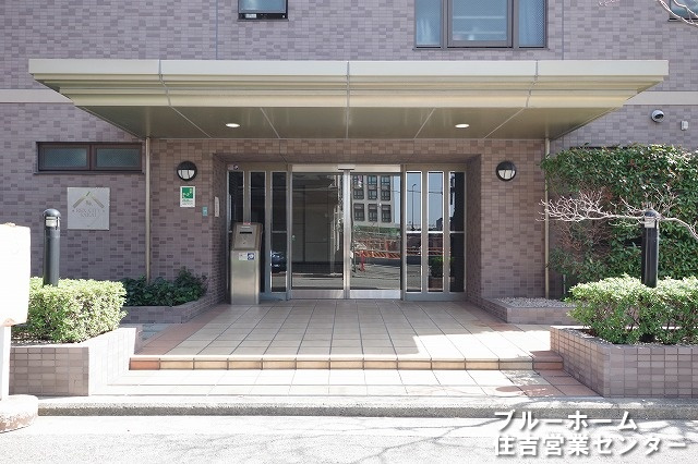 重厚感のあるエントランスです！