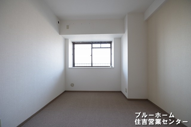 約6帖の洋室です！お部屋には収納や窓があります！