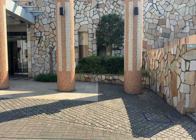 物件によっては、入居者が個人的に使用できる専用庭がついているものもあります。また、住宅の中にある土間の部分を庭と呼ぶこともあります。庭の用途は住む人によって変わり、それによってデザインもさまざまです。