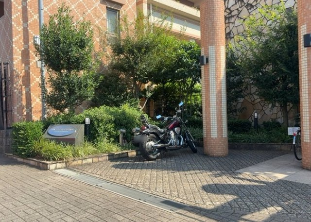 中庭（パティオ）とは、一つの建築物の内部に設けられた、壁などで囲われている庭のことを指します。コの字型、ロの字型が主流ですが、L字型の中庭もあります。最近では、インテリア性の高さからも人気があります。