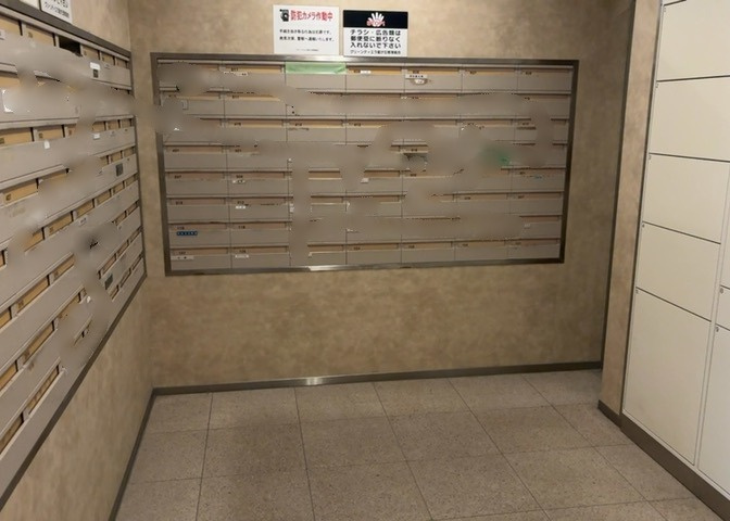 エントランス付近に設置されている集合ポストは、住んでいる部屋と離れているため、ポストをあさるなど誰かに何かされていても被害に気づきにくいです。入居する時には他人に特定されにくい番号で鍵をかけましょう！
