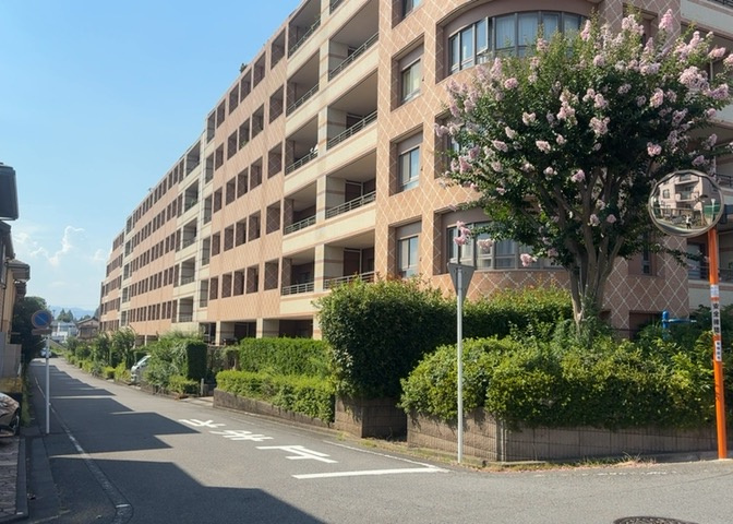 隣家の土地はどうなっているのか、生活利便施設が近くにあるのか、学校まで近いかなど、お客様のライフスタイルにあわせたイメージが重要です。また、近くにあると困る施設が近くにないかも確認するといいでしょう。