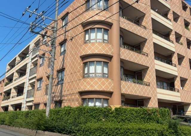 景色重視でお家選ぶをするとスーパーが遠い！学校が遠い！など生活をするうえで利便性で困ることもあります。まず一度現地を見学する際に、周辺の施設などがあるかを確認し、暮らし始めた後のことを想像しましょう。