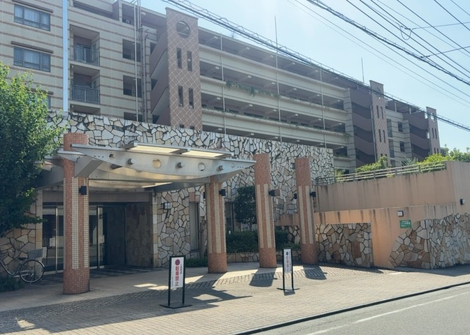 道幅が広い場所は日当たりや風通が良好です。幅が広いのですれ違いも可能ですし大きな車でも駐車可能！一方で、大型車が通ることも多くなるため交通量の増加により騒音に繋がります。また土地の値段が高くなります。