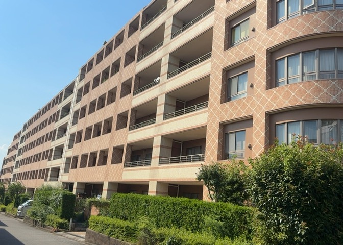 ＲＣ造、Reinforced　Concreteは直訳すると補強されたコンクリートです。主に柱や梁・床・壁が鉄筋とコンクリートで構成おり、鉄筋を組んだ型枠にコンクリートを流し込んで固めたものを指します。