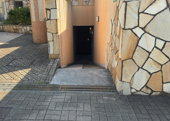 共用部分は、一棟の建物に住む区分所有者全員が共同で所有するとし、共用部分の管理、補修などは、区分所有者で形成される管理組合が行います。個人の判断で勝手に変更することはできませんので覚えておきましょう。