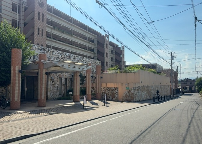 外観はマンション管理がされているかの目安になります。築年数が古いと、壁面は劣化してひび割れが生じることも！建物が古びていても細かいところが修繕されていると、きちんと管理されているなぁと感じるでしょう。