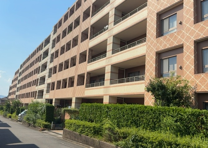 一般的なバルコニーは、奥行1.5ｍ程ですが、ワイルドバルコニーは2ｍまで広がっています。そのため洗濯物の間隔をあけ干すことができ、乾きやすいというメリットや、ガーデニングが楽しめる等の特徴があります。
