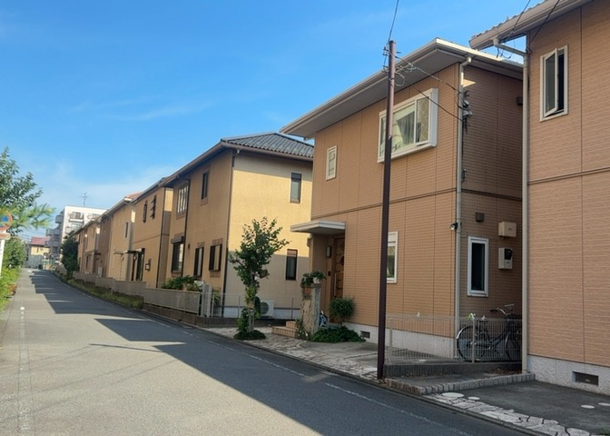 眺望の良さを楽しめるダイニングキッチンで家族団らんの時間を過ごしてはいかがでしょうか。バルコニーから見える景色を家族で眺める時間は、時間が経つのを忘れてしまいそうですね。是非、現地を見に行きましょう！