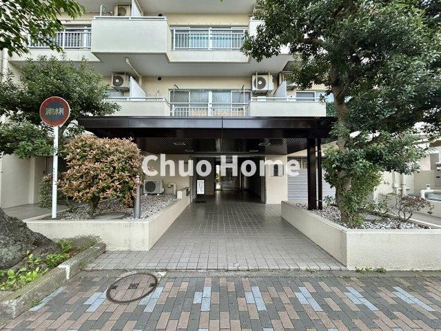 【エントランス】マンションのエントランスは、その物件の印象を決める、顔とも言える場所です。毎日通る場所ですからきれいなのが一番です。