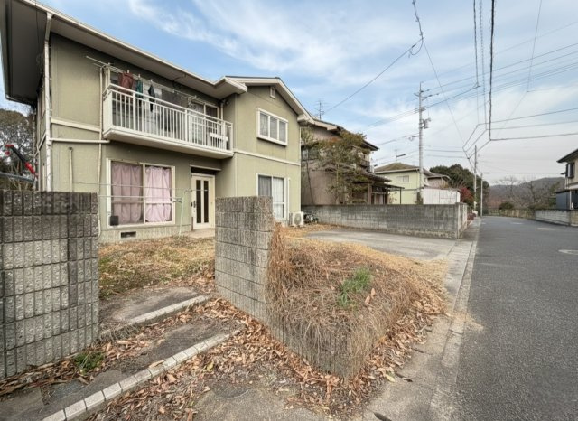 落ち着いた住宅街に位置する戸建住宅。前面道路はゆとりがあり、車の出入りもスムーズです。周囲は閑静な住環境で、のびのびと暮らせる立地。敷地内には駐車スペースも確保されており、来客時にも安心です。