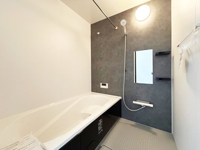一日の疲れを癒やすバスルーム。広々とした浴槽でゆったりとくつろぎませんか。（施工例）