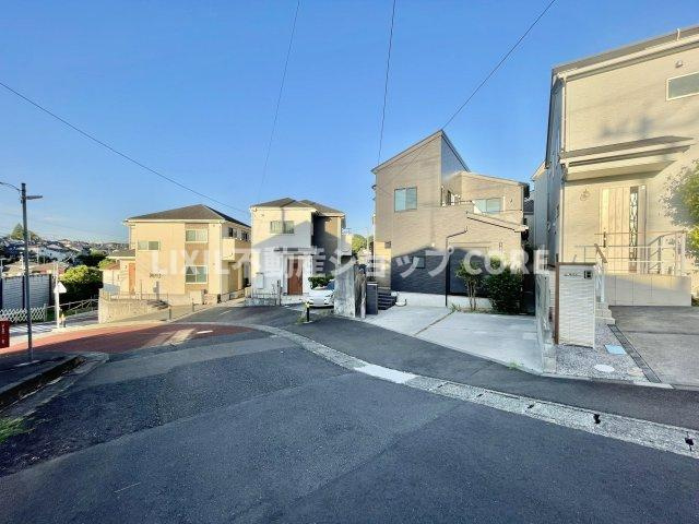 前面道路は閑静な住宅地をはしる車通りの少ない道路。お車の出し入れが苦手なママや小さなお子様にも安心　