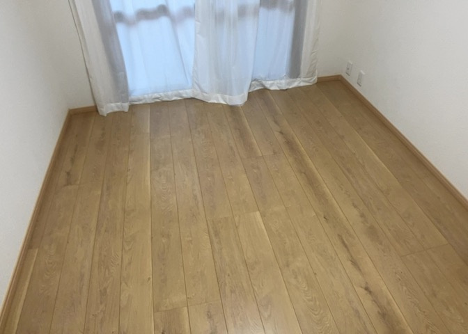 寝室でゆっくりと過ごすためにはベッド周りの適度な空間を担保することや窓の位置、照明の明るさ、寝室の広さなどを考える必要があります。自身や家族の構成とライフスタイルに併せて寝室にする部屋を選びましょう！