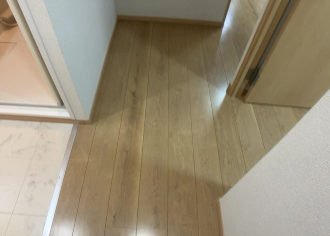 内装はとにかくおしゃれなものがいい！と選ぶ前に、まず住んだ後のことを想像してみましょう。住んでみたらコンセントの位置が悪くて使いにくいなど出てきます。事前にどの家電をどこに置くか想定しておきましょう。