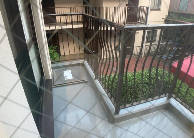 バルコニーは、室外の専用スペースのうち、「屋根がなく開放された空間」であるものを指します。ベランダより広いタイプのものが多く、日当たりもよいため家庭菜園などを楽しみたい人にとって適した環境となります。