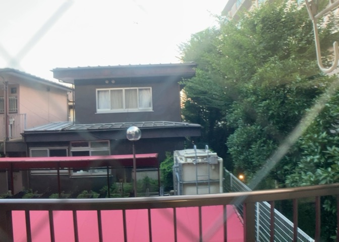眺望の良さを楽しめるダイニングキッチンで家族団らんの時間を過ごしてはいかがでしょうか。バルコニーから見える景色を家族で眺める時間は、時間が経つのを忘れてしまいそうですね。是非、現地を見に行きましょう！