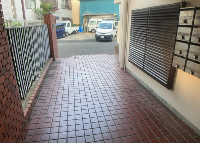 マンションのエントランスには、もともと風よけや防犯の役割がありますが、マンションによって宅配ボックスなどの設備が備わっている所もあります。日々の生活をイメージしながら生活しやすさをチェックしましょう。