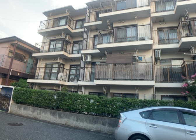 外観はマンション管理がされているかの目安になります。築年数が古いと、壁面は劣化してひび割れが生じることも！建物が古びていても細かいところが修繕されていると、きちんと管理されているなぁと感じるでしょう。
