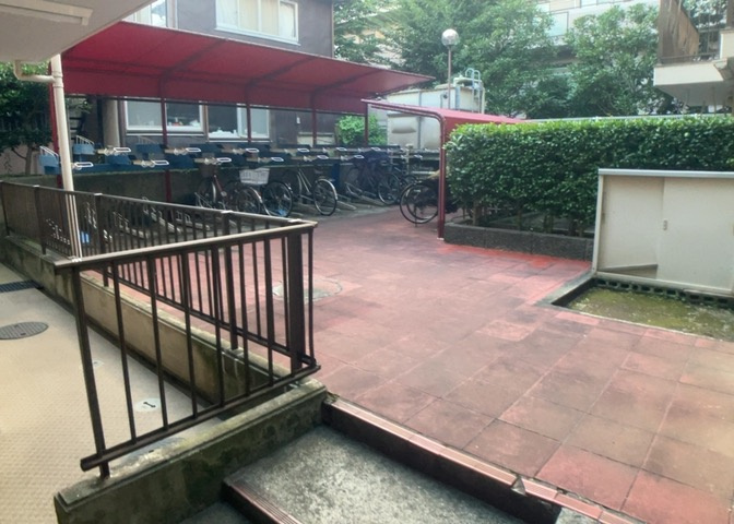 マンションの駐輪場は、事前に空きがあるか確認を取ると安心です。せっかく入居したのに駐輪スペースがない！なんてことになったら大変ですよね。そこで、内見時や購入前にはまず事前に確認しておくと良いでしょう。