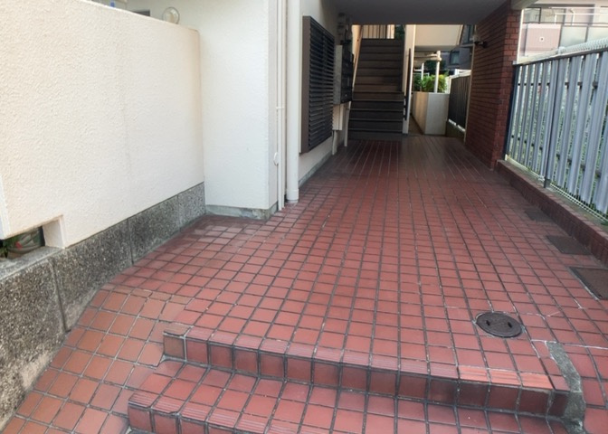 駐車場と明記されていても、最小スペースでつくられた駐車場だと大型車は駐車できなかったり、出入りしにくくなったりする可能性があります。お車のサイズと購入したい物件の駐車場のサイズを現地で確認しましょう。