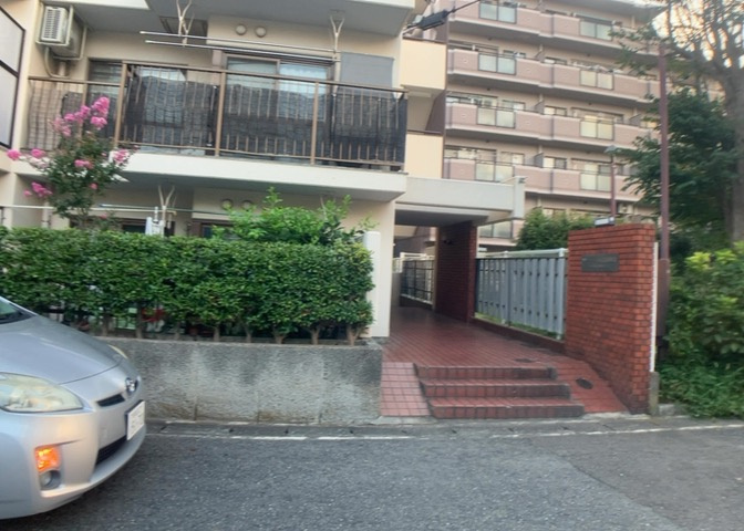 物件によっては、入居者が個人的に使用できる専用庭がついているものもあります。また、住宅の中にある土間の部分を庭と呼ぶこともあります。庭の用途は住む人によって変わり、それによってデザインもさまざまです。