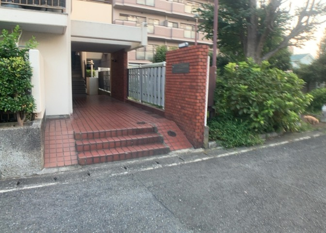 中庭（パティオ）とは、一つの建築物の内部に設けられた、壁などで囲われている庭のことを指します。コの字型、ロの字型が主流ですが、L字型の中庭もあります。最近では、インテリア性の高さからも人気があります。